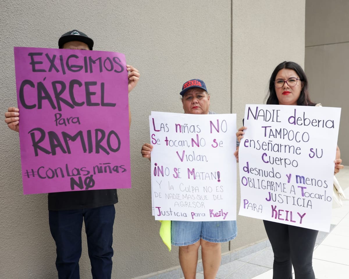 La mañana de este miércoles Cristal Hurtado y familiares se manifestaron a las afueras de la Fiscalía General del Estado (FGE), en la Unidad Río Nuevo.|Foto: Javier Gallegos