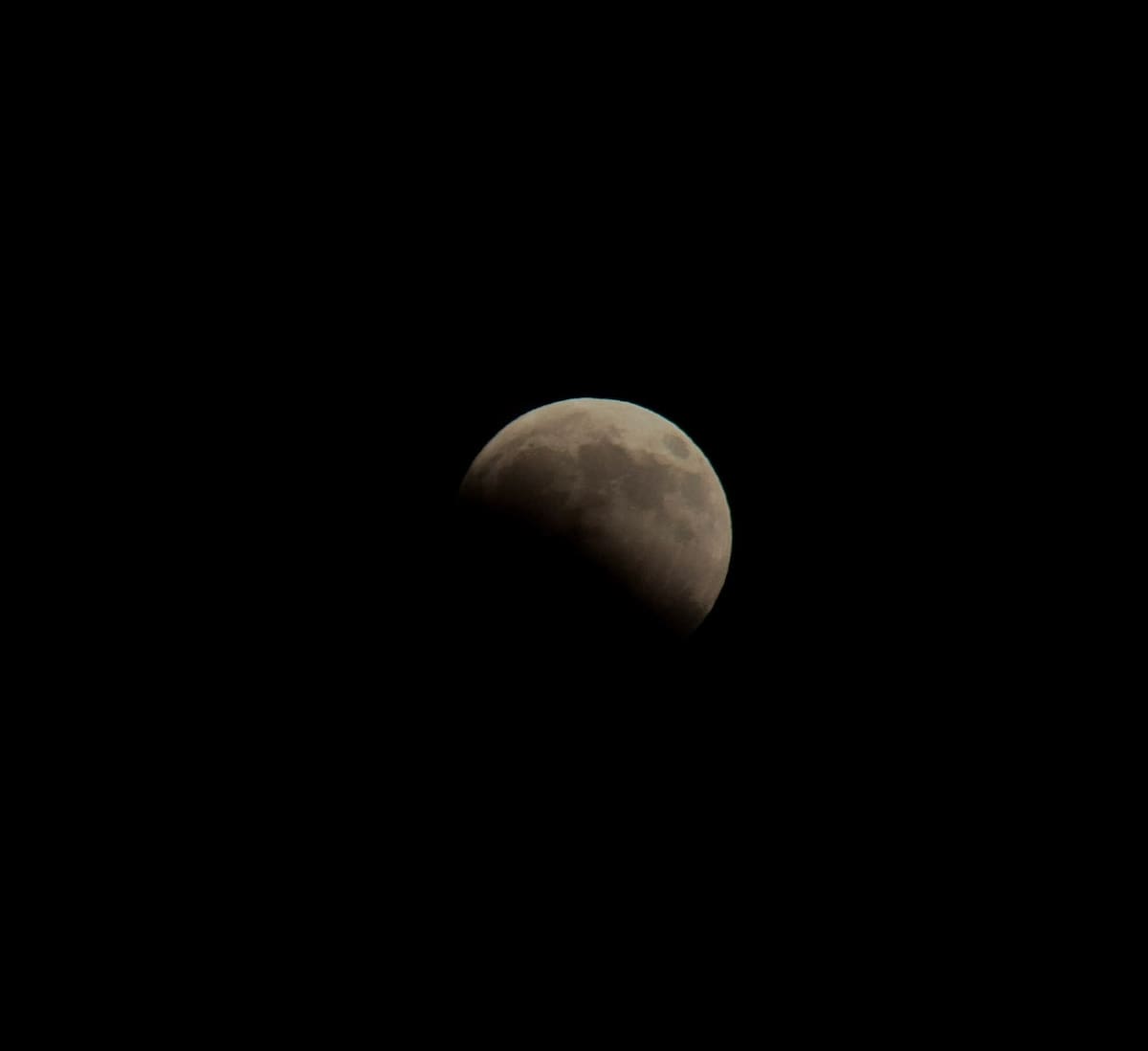 La percepción de su tamaño, las condiciones del cielo y la distancia entre la Tierra y la Luna pueden influir en cómo observamos a nuestro satélite. Foto: Janeth Mayorquin