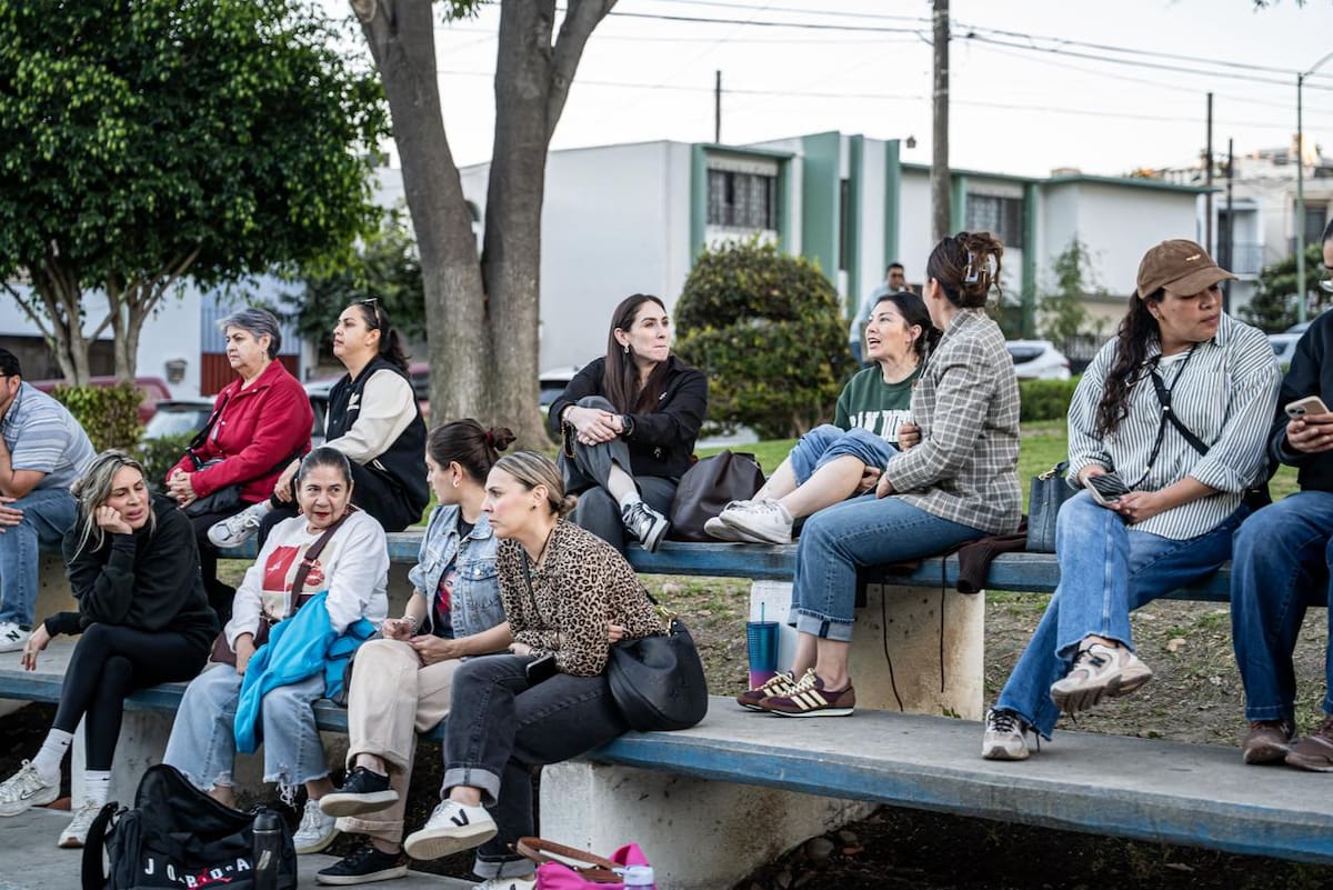 Familias se manifestaron para exigir el libre uso de la cancha en el parque Lomas Hipódromo, luego de que fueran retirados los aros de básquetbol y se aplicara un reglamento interno del comité vecinal. Foto: Border Zoom