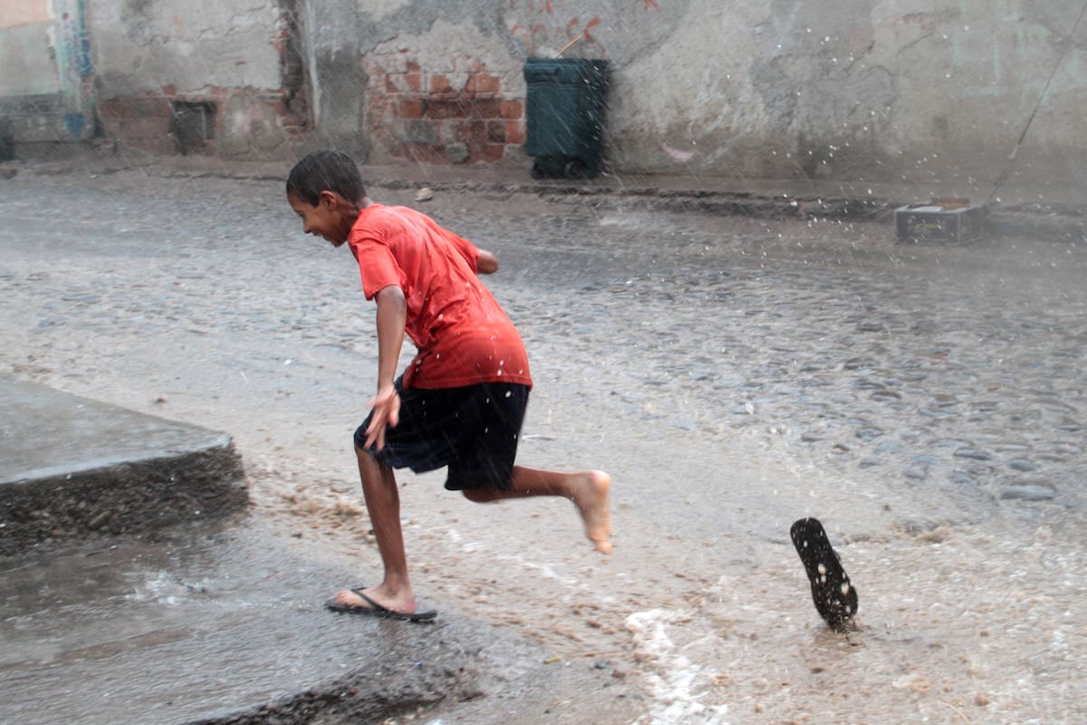 Médico alerta sobre peligros de que los niños se bañen en charcos durante las lluvias