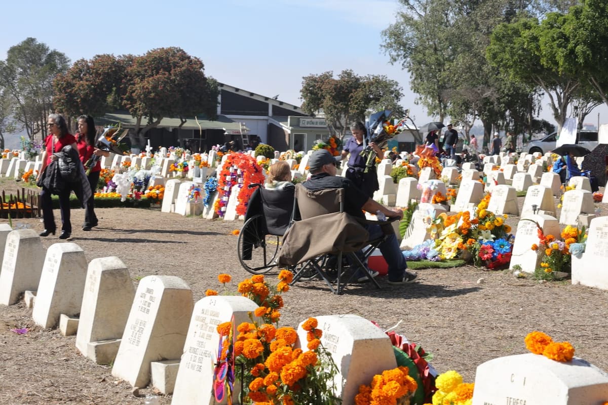Los visitantes decoraron las tumbas con flores de cempasúchil y música de mariachis para recordar a sus seres queridos. Foto: Sergio Ortiz