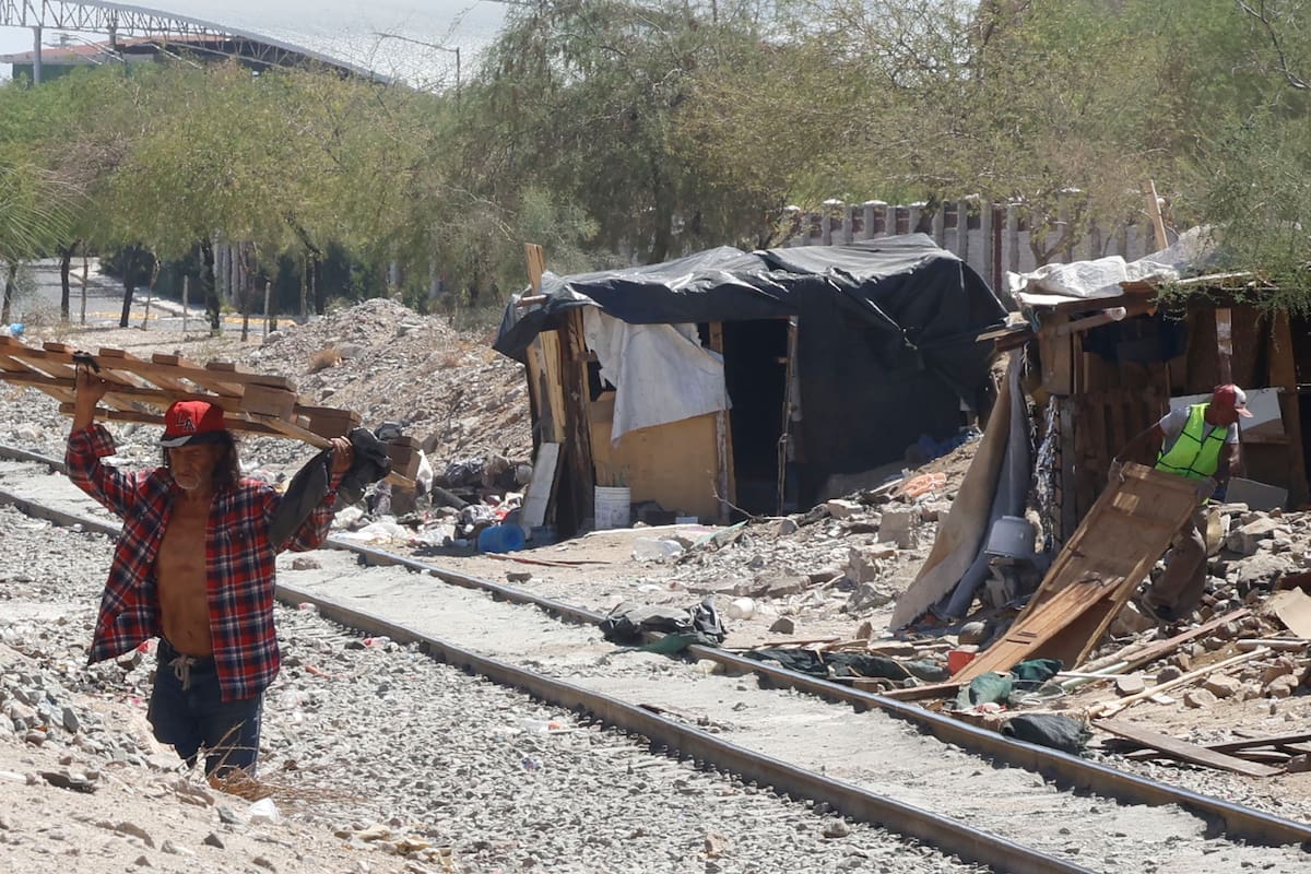 Por seguridad, desalojan a personas que vivían por las vías del tren en la calle Salamanca de Hermosillo