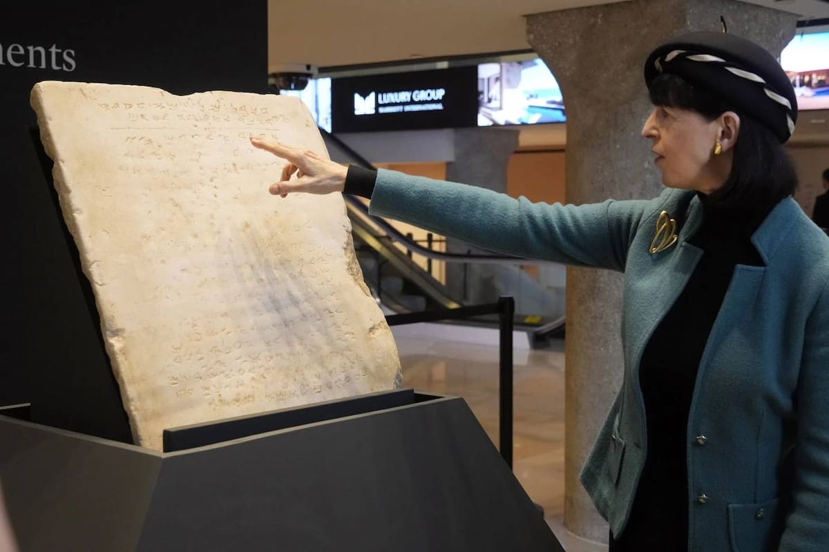 Un comprador anónimo adquiere la tablet más antigua de los Diez Mandamientos por 5 millones de dólares. Foto: AP Photo / Richard Drew