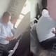 VIDEO: Captan a hombre tomando fotos a una joven en transporte público y lo agarran a golpes
