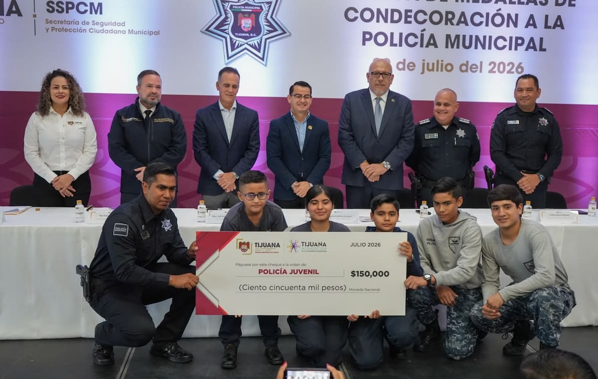 El Ayuntamiento de Tijuana entregó 239 condecoraciones a elementos de la Policía Municipal por su trayectoria, actos de valor y servicio; también se retiró al agente canino Cimba.
Fotos: Cortesía.