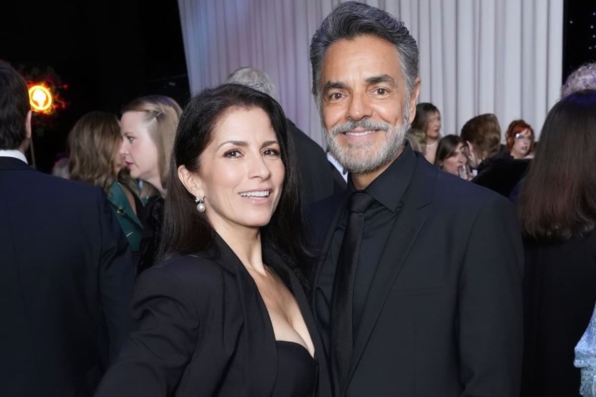 Eugenio Derbez y Alessandra Rosaldo posan para el GlamBot en los Critics Choice Awards 2026 (VIDEO)