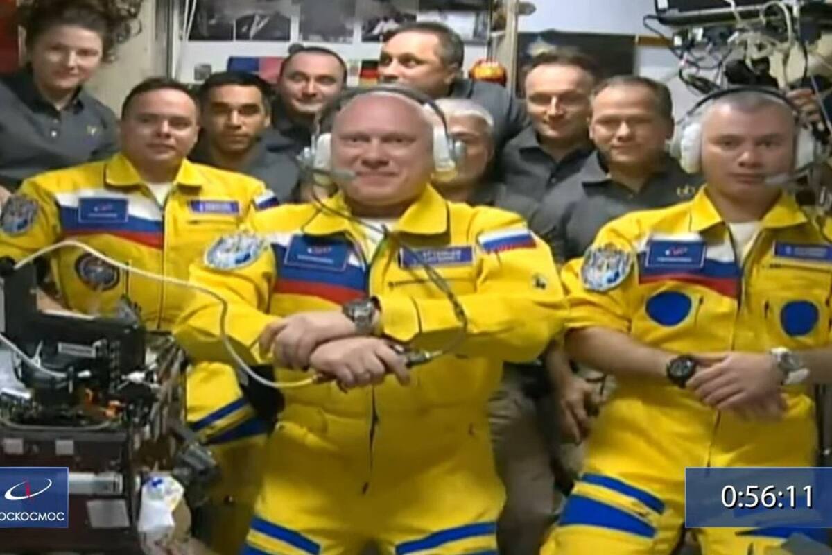 Cosmonautas rusos visten los colores de Ucrania al llegar a la Estación Espacial Internacional