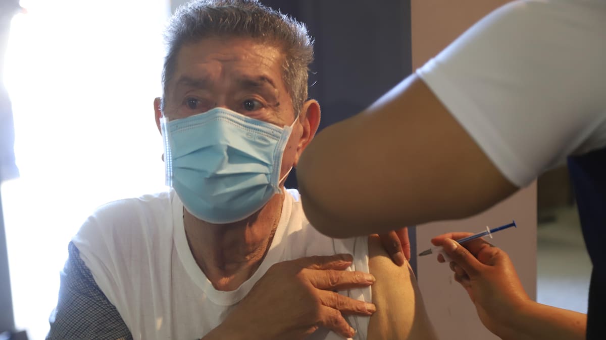 Vacunación contra la influenza continúa y alcanza 55% en Sonora; invitan a vacunarse ante mayor circulación de influenza, Covid y neumococo