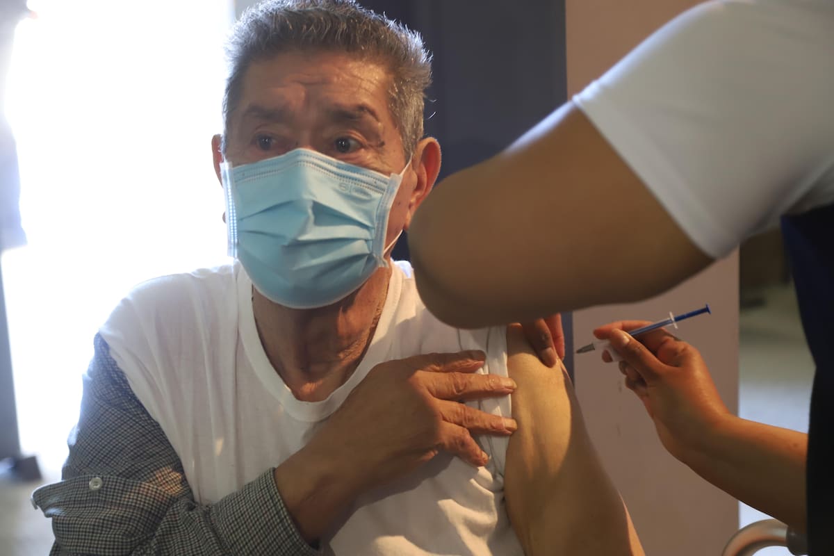 Vacunación contra la influenza continúa y alcanza 55% en Sonora; invitan a vacunarse ante mayor circulación de influenza, Covid y neumococo