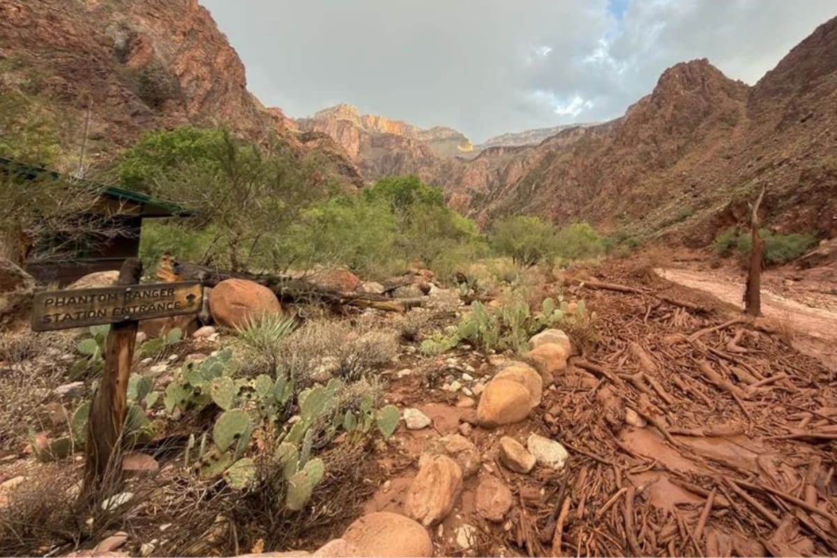 15 personas siguen sin ser localizadas tras una inundación repentina en el Gran Cañón de Arizona que destruyó casi todos los puentes peatonales de la zona y obligó a evacuar a decenas de visitantes