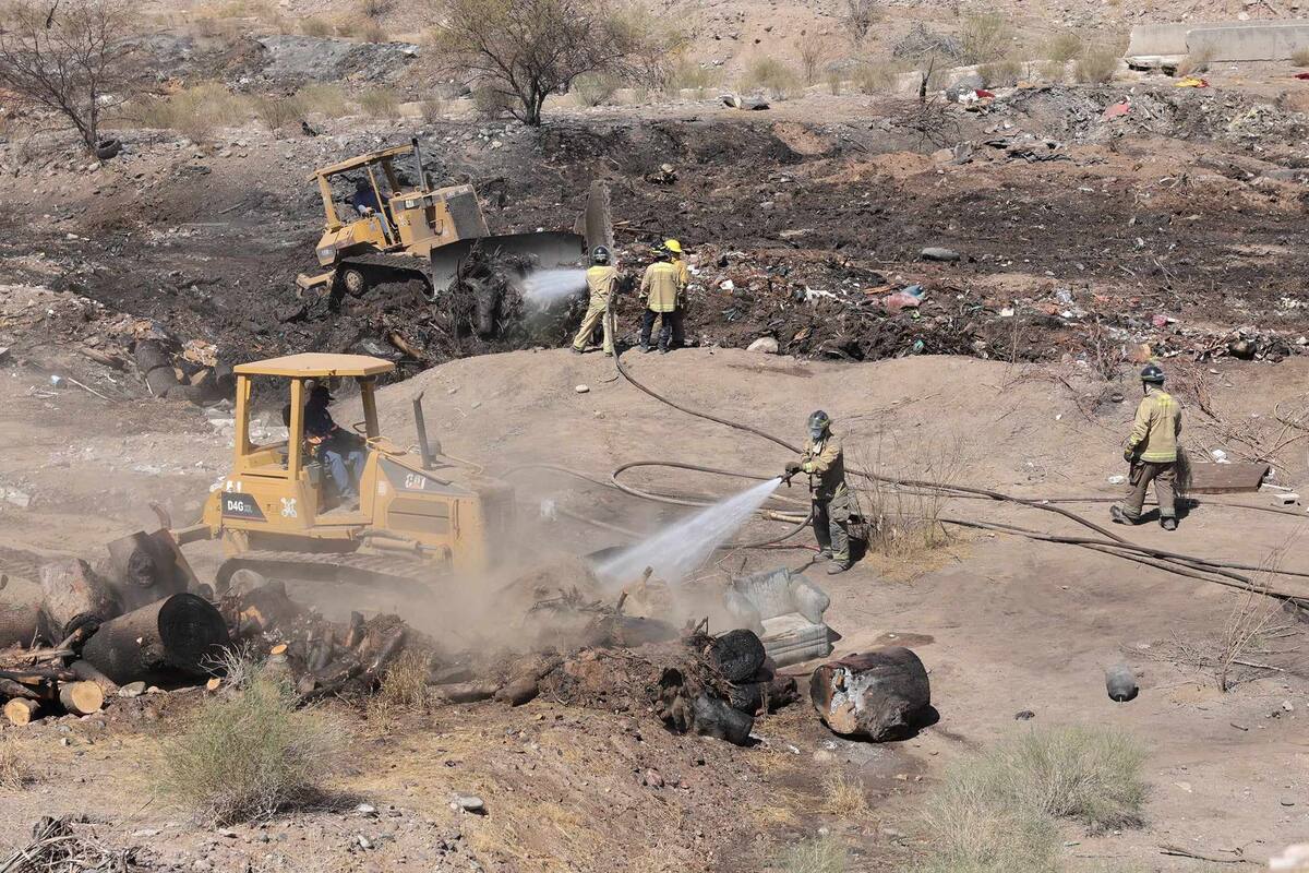 Bomberos de Hermosillo trabajan en prevenir que zona de Vado del Río se vuelva a incendiar