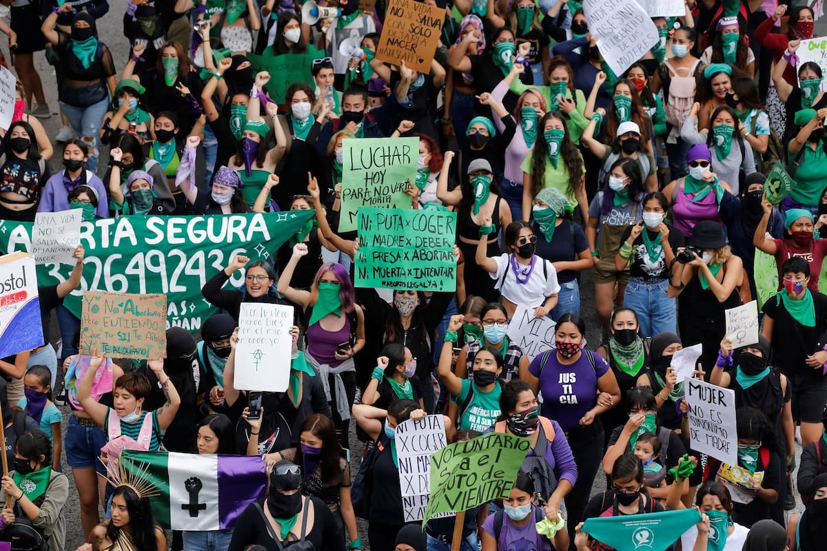 En Veracruz, liberan a mujer que presuntamente abortó en baño de centro comercial