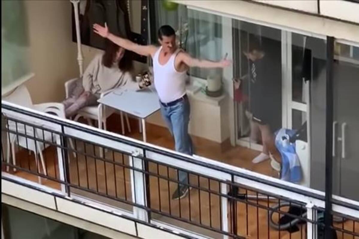 Da show disfrazado de Freddie Mercury a sus vecinos