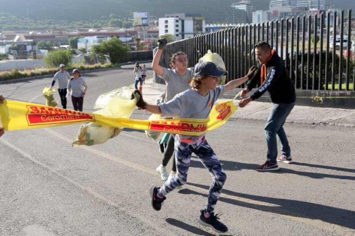 Recogen basura mientras hacen deporte en defensa del medio ambiente