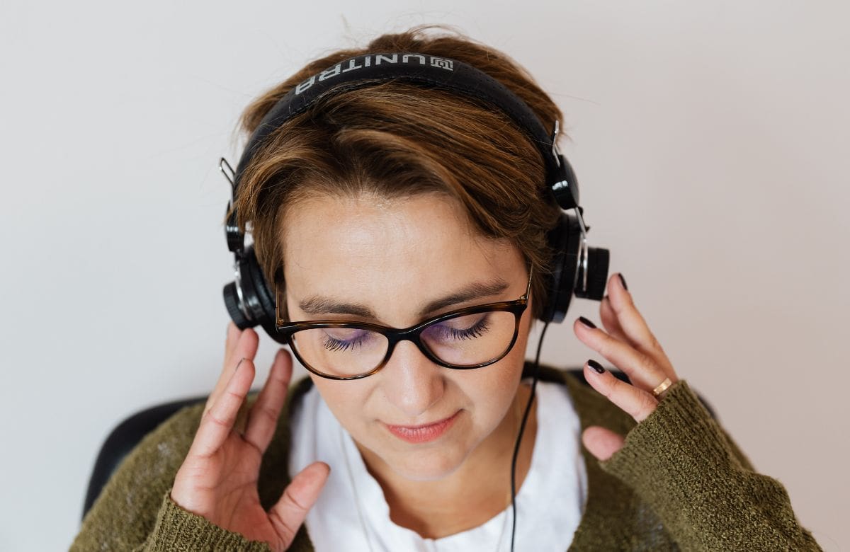 ¿Cerrar los ojos para oír mejor? Un estudio revela que este hábito podría ser contraproducente en lugares ruidosos | Foto: Especial (canva)