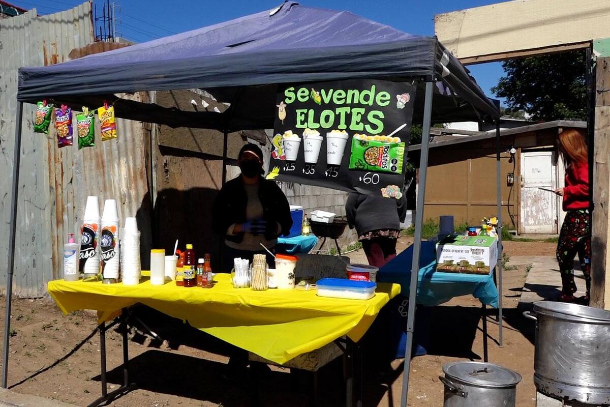Joven tijuanense vende elotes para pagar sus estudios