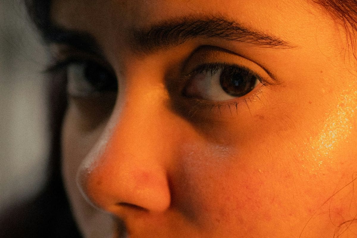 Cómo resaltar los ojos marrones de forma natural con maquillaje; trucos sencillos