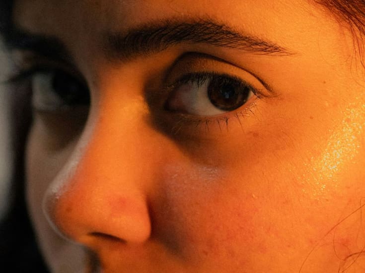 Cómo resaltar los ojos marrones de forma natural con maquillaje; trucos sencillos