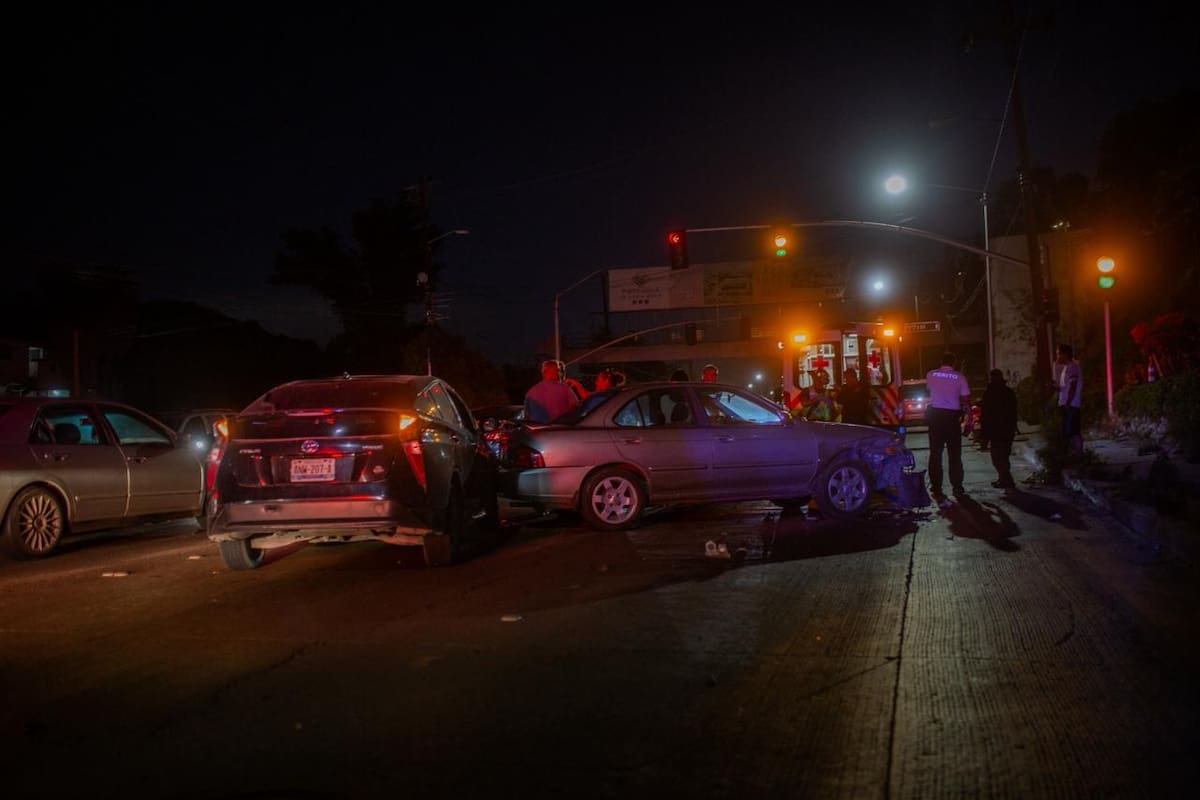 Conductor provoca choque múltiple y huye en el bulevar Cuauhtémoc Sur