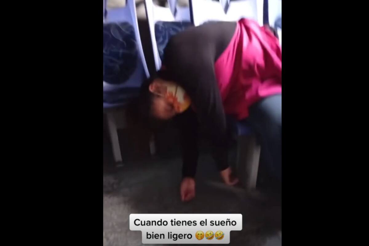 VIRAL TIKTOK: Mujer se queda dormida en camión y casi se cae al suelo