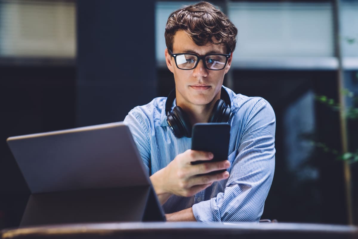 Dispositivos adelantan daño a la vista