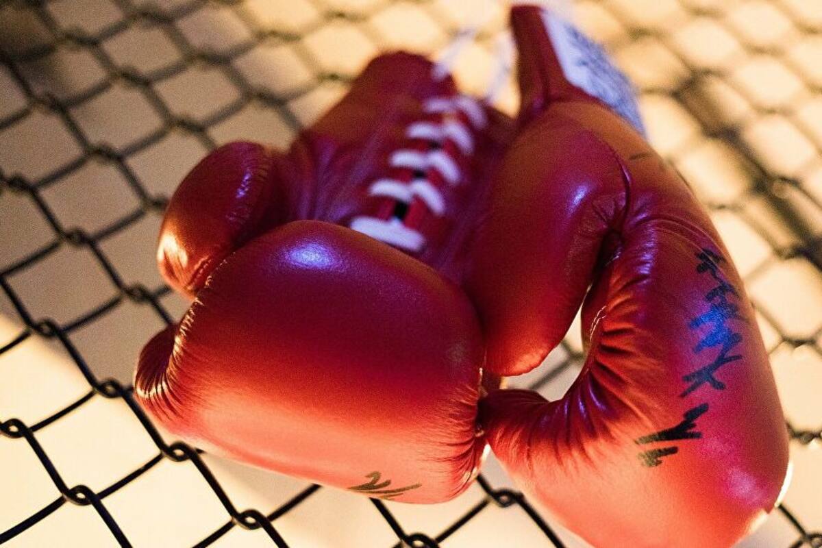 Boxeador la juega a lo 'Rocky' y pide a su rival que lo golpee, para luego ser noqueado