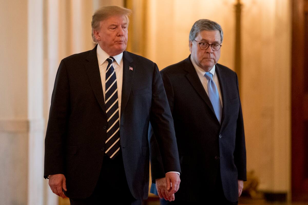 El presidente Donald Trump y el secretario de Justicia William Barr llegan a una ceremonia de entrega de la Medalla al Oficial de Seguridad Pública en la Sala Este de la Casa Blanca en Washington, el miércoles 22 de mayo de 2019 (Foto AP/Andrew Harnik)