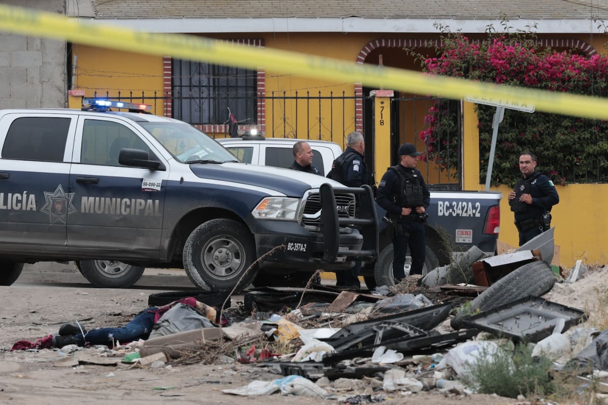 Localizan cadáver semicalcinado en terreno baldío