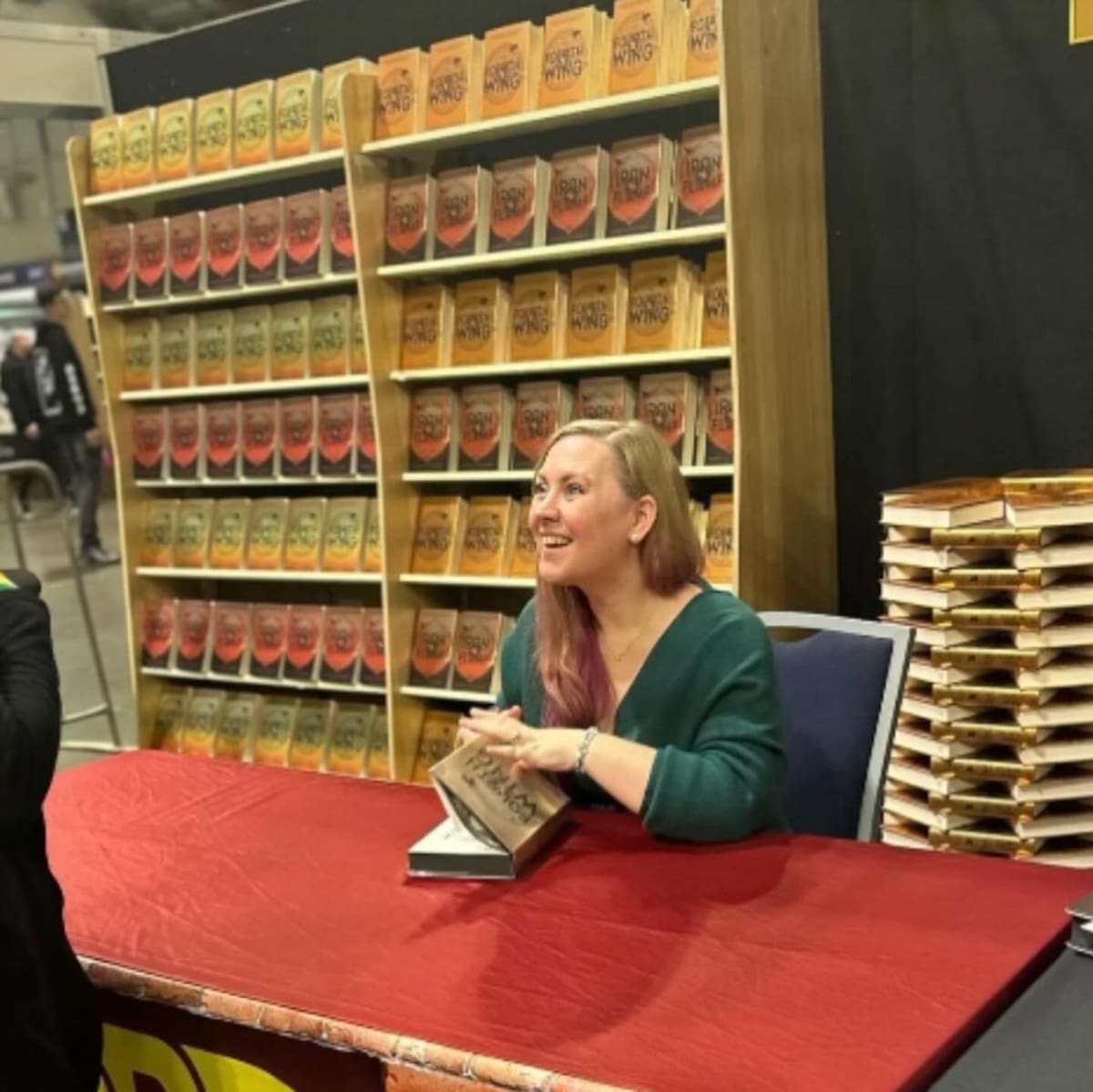 Rebecca Yarros autora de 'Alas de Sangre' / Instagram: @rebeccayarros