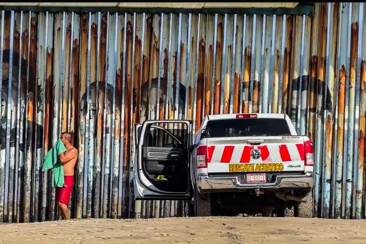 Un hombre de 53 años quedó atrapado en el muro; ya suman siete rescates en la zona costera. Foto: Border Zoom