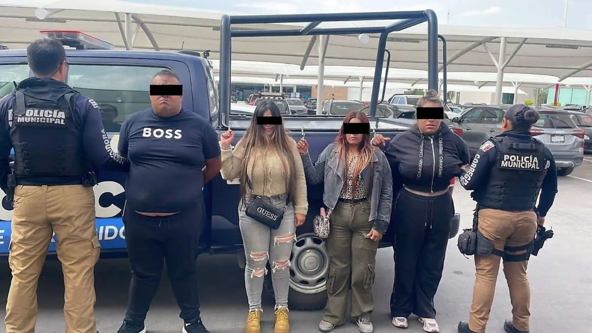 Una mujer salió del cajero creyendo que llevaba su tarjeta, pero una marca de plumón reveló que se la habían cambiado: tras denunciar el engaño, la policía detuvo a cuatro personas