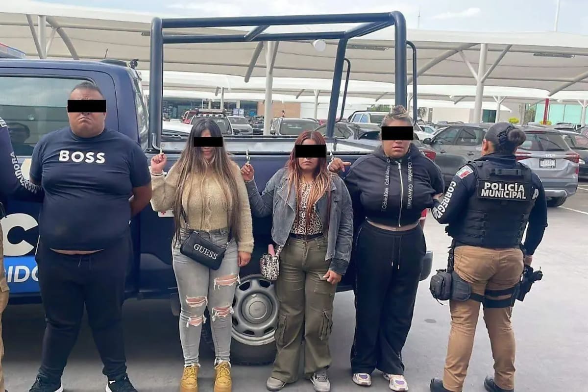 Una mujer salió del cajero creyendo que llevaba su tarjeta, pero una marca de plumón reveló que se la habían cambiado: tras denunciar el engaño, la policía detuvo a cuatro personas