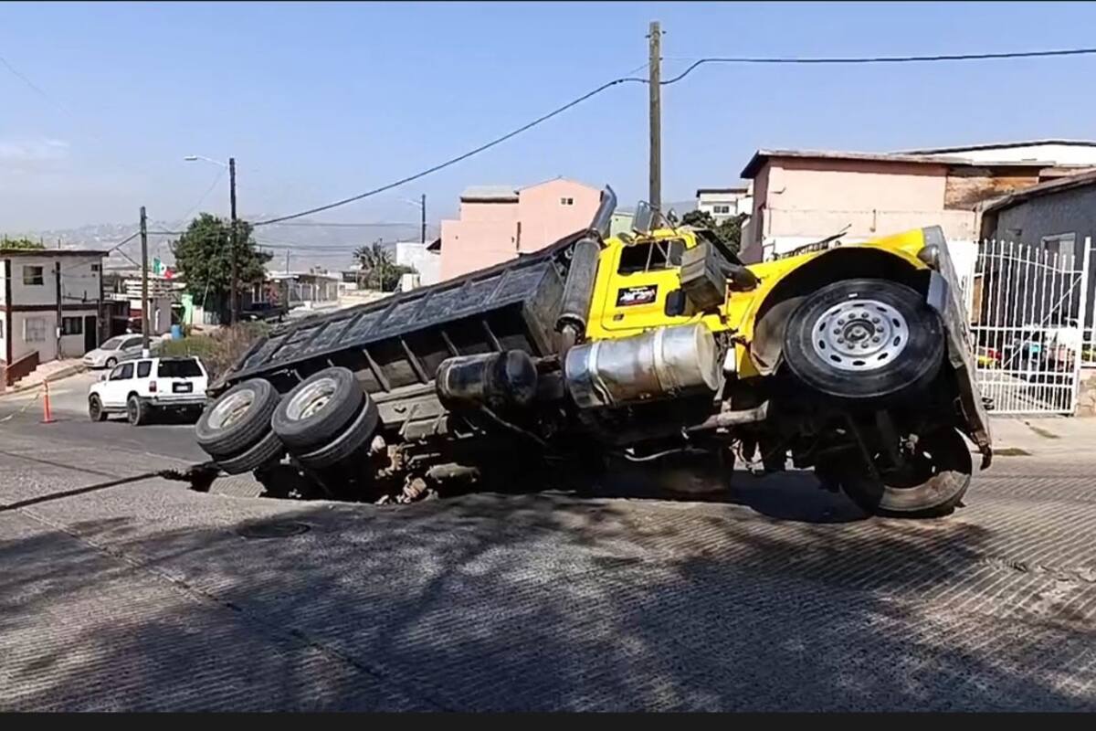Tractocamión cae en socavón en Lomas de Valle Verde en Ensenada