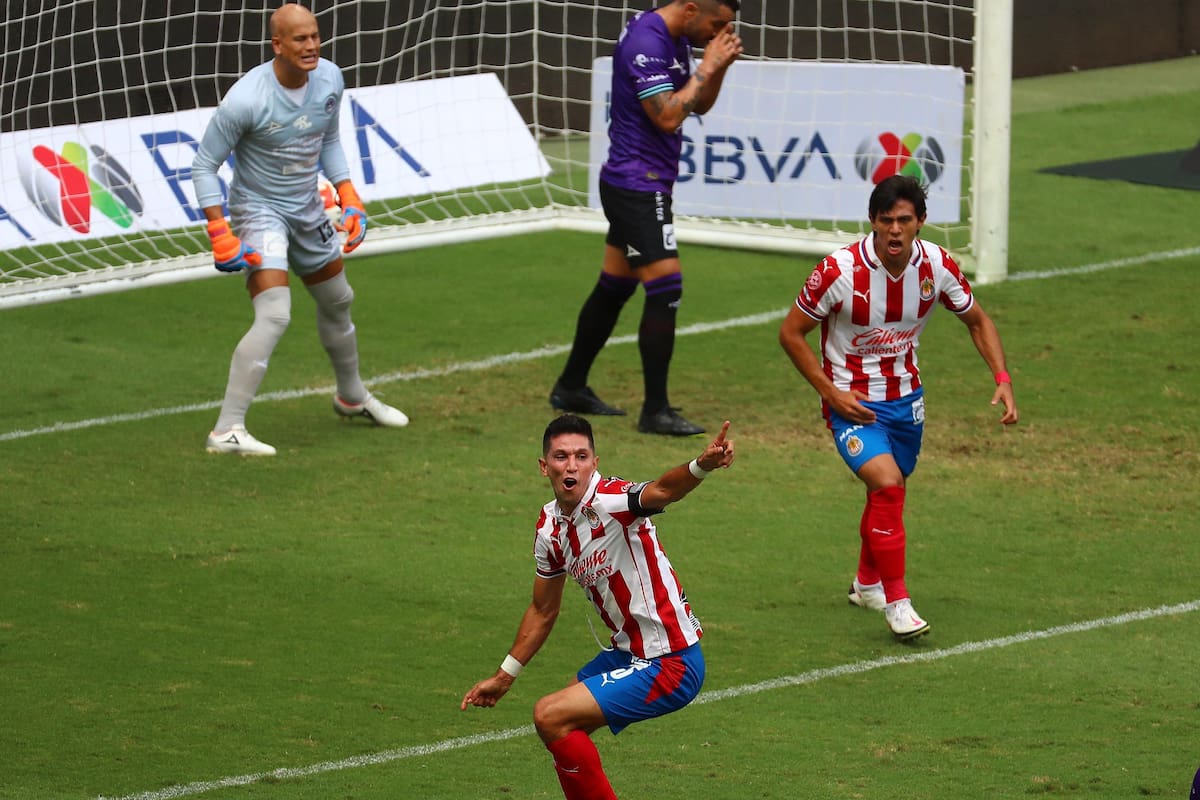 Chivas vence a Mazatlán con un polémico penal