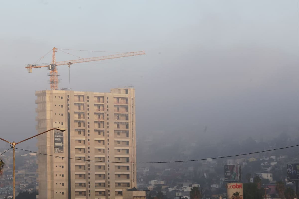 Tijuana amaneció este jueves con bancos de neblina en distintos puntos, antes del descenso de temperaturas previsto para el fin de semana. Foto: Sergio Ortiz