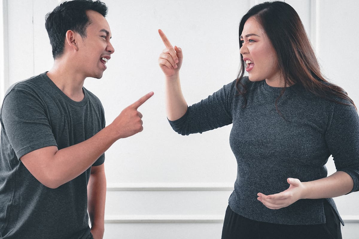 Cómo identificar agresividad encubierta en los primeros minutos de una conversación, según expertos