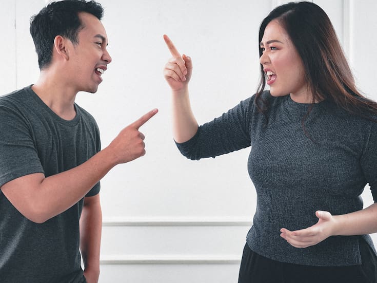 Cómo identificar agresividad encubierta en los primeros minutos de una conversación, según expertos