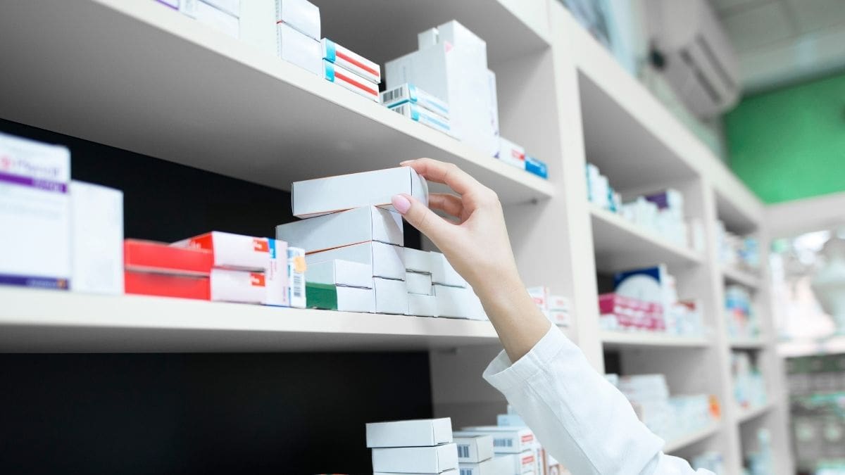 Expertos en salud explican por qué los medicamentos genéricos tienen la misma efectividad que las patentes pero cuestan hasta 1,500 pesos menos, permitiendo un ahorro de hasta 90% en farmacias mexicanas
