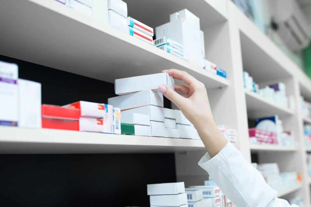 Expertos en salud explican por qué los medicamentos genéricos tienen la misma efectividad que las patentes pero cuestan hasta 1,500 pesos menos, permitiendo un ahorro de hasta 90% en farmacias mexicanas