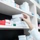 Expertos en salud explican por qué los medicamentos genéricos tienen la misma efectividad que las patentes pero cuestan hasta 1,500 pesos menos, permitiendo un ahorro de hasta 90% en farmacias mexicanas