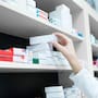 Expertos en salud explican por qué los medicamentos genéricos tienen la misma efectividad que las patentes pero cuestan hasta 1,500 pesos menos, permitiendo un ahorro de hasta 90% en farmacias mexicanas