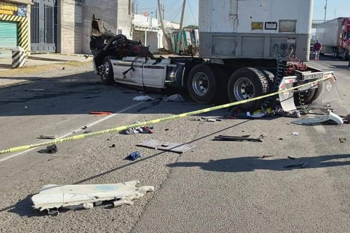 Mueren tres personas tras choque entre tráiler y camión de pasajeros en SLP