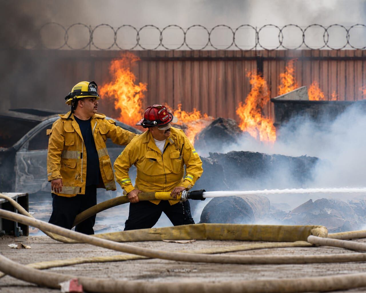 Elementos del Heroico Cuerpo de Bomberos combaten un incendio en una planta recicladora del fraccionamiento Pórticos del Valle. Como medida preventiva, las autoridades evacuaron una estancia infantil ubicada en las inmediaciones. (Foto: Juan Solano)