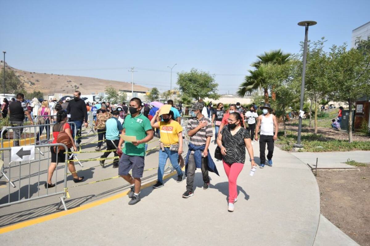 Destaca gobernador voluntad de jóvenes para ir a vacunarse