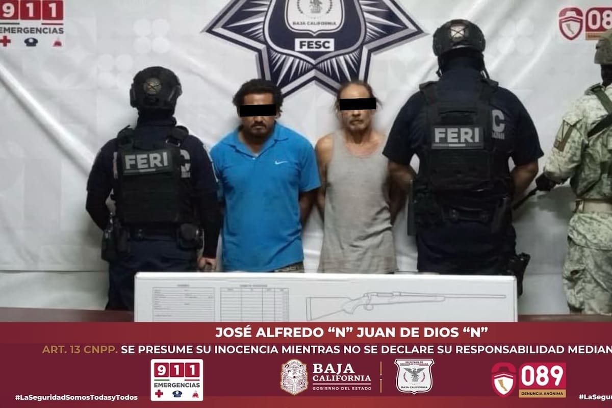 Por ir a exceso de velocidad descubren a dos hombres armados