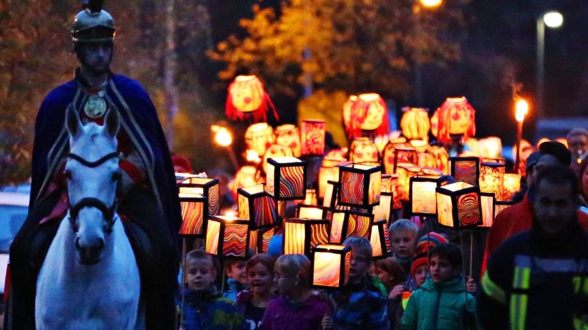 ¿Es como pedir calaverita? En Alemania, los niños salen a la calle con faroles en noviembre para recordar a San Martín, una tradición que recuerda a la costumbre de Halloween