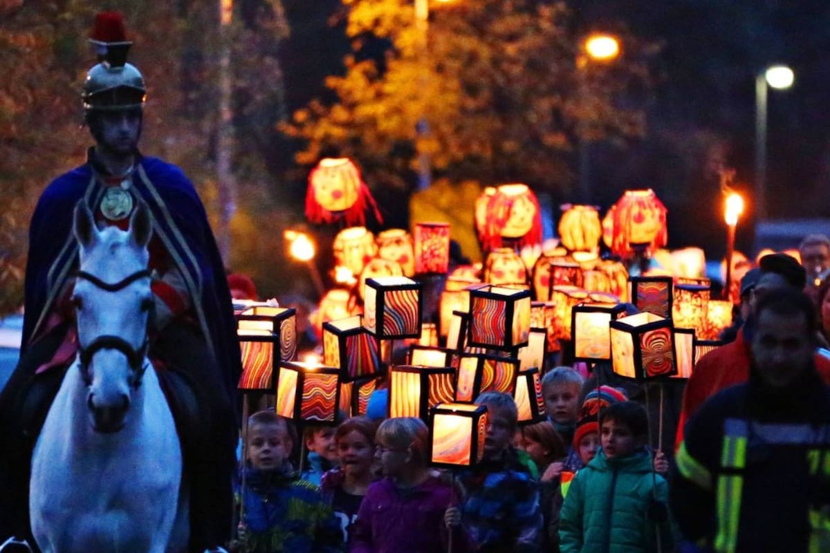 ¿Es como pedir calaverita? En Alemania, los niños salen a la calle con faroles en noviembre para recordar a San Martín, una tradición que recuerda a la costumbre de Halloween