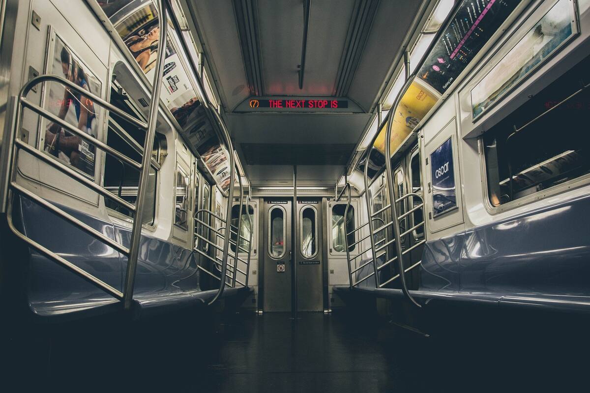 EU: Detienen a hombre tras violar a mujer en un tren; pasajeros no intervinieron