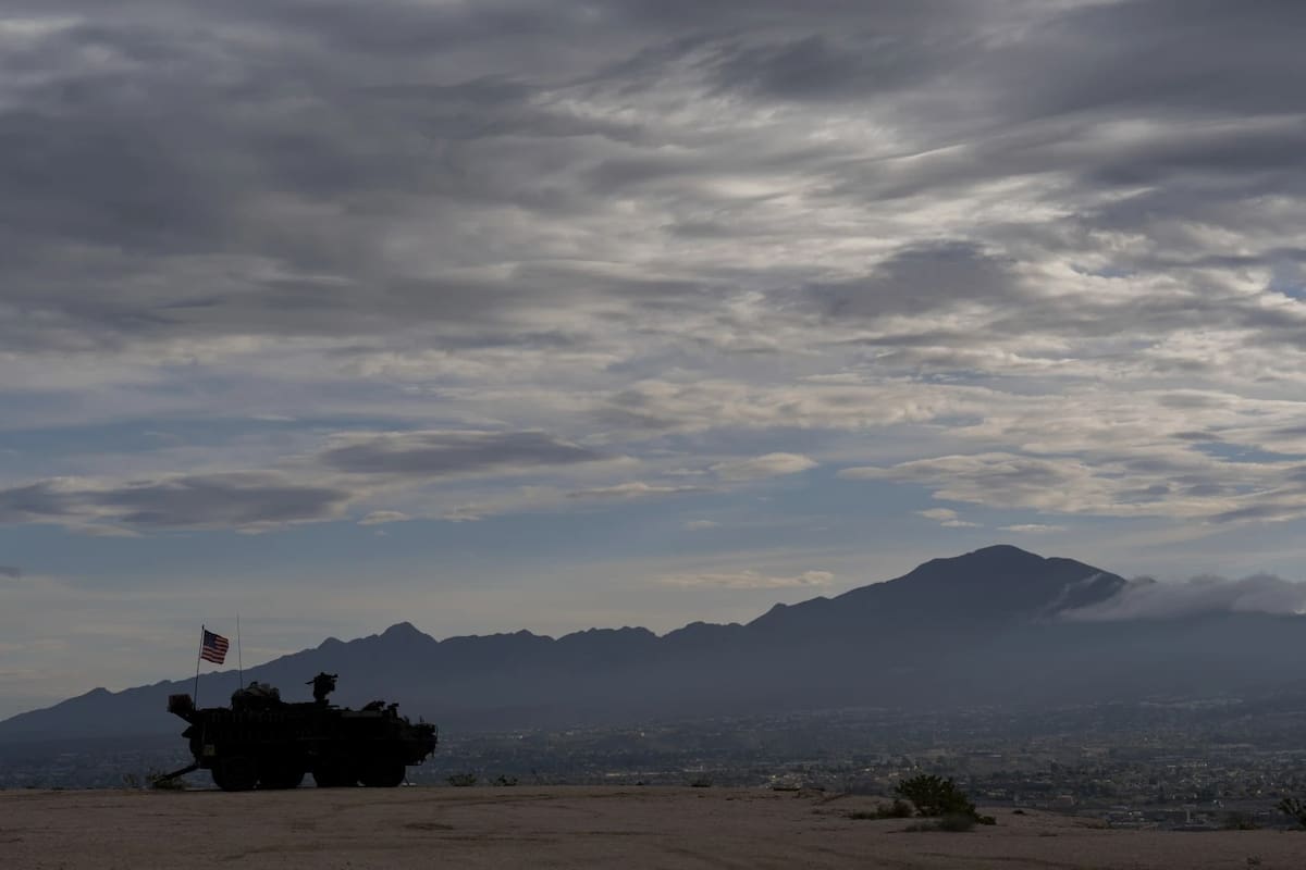 Un vehículo de combate Stryker se encuentra en la cima de una colina con vistas a la valla fronteriza entre Estados Unidos y México en Sunland Park, Nuevo México, el miércoles 23 de julio de 2025. (Foto AP/Jae C. Hong)
