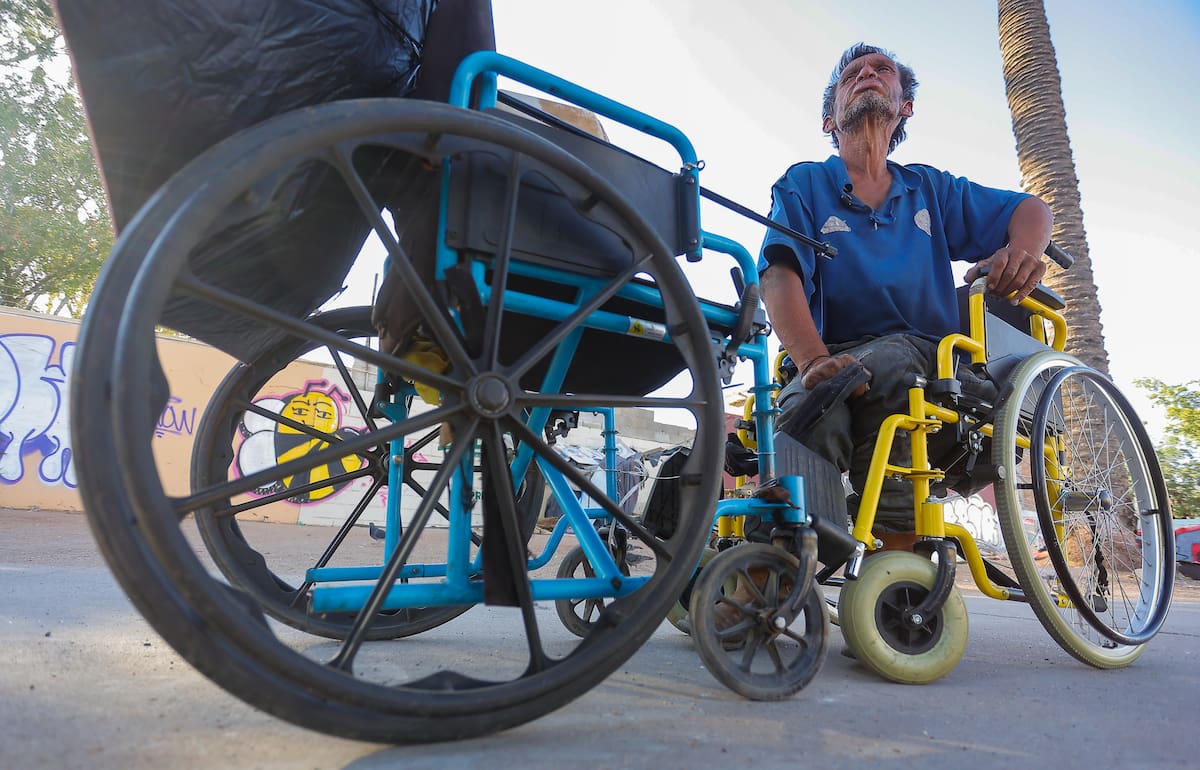 Francisco Duarte utiliza una silla de ruedas tras una agresión en las piernas y continúa viviendo en condición de calle en Hermosillo. FOTO: ELEAZAR ESCOBAR